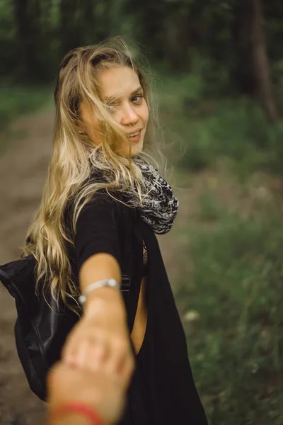 Meisje Met Lang Haar Wandelingen Door Het Bos — Stockfoto