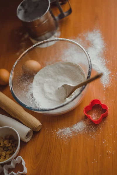 Mutfakta küçük çocuk anne pişirmek için yardımcı olur. Çocuk pişirme ilgilenmektedir.