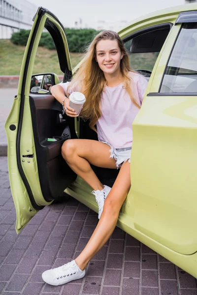 Kız Arabada Oturan Kahve Içme — Stok fotoğraf