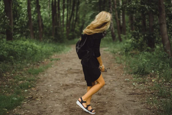 Chica Con Pelo Largo Camina Por Bosque —  Fotos de Stock