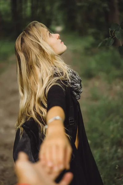 Ragazza Con Capelli Lunghi Passeggiate Attraverso Foresta — Foto Stock