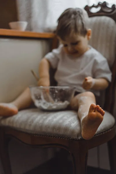 Malého Chlapce Kuchyni Pomáhá Maminka Vařit Dítě Podílí Vaření — Stock fotografie