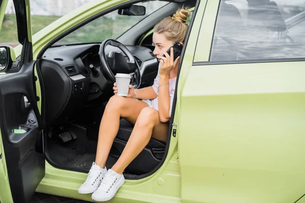 Das Mädchen Sitzt Auto Und Trinkt Kaffee — Stockfoto