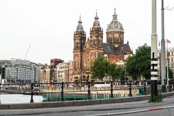 Pátios Acolhedores Amsterdã Bancos Bicicletas Flores Banheiras Ruas Amesterdão — Fotografia de Stock