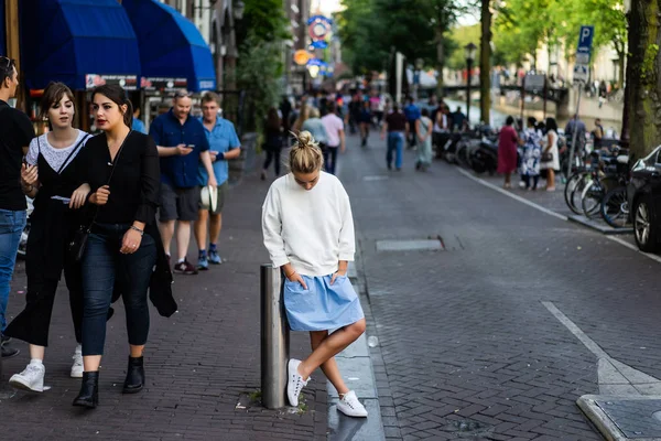 Tjej Går Genom Gatorna Amsterdam — Stockfoto