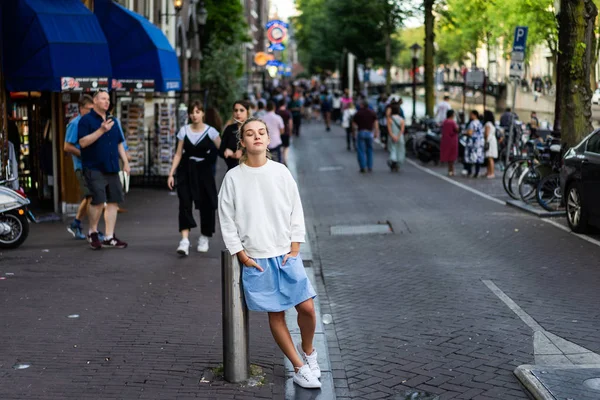 Tjej Går Genom Gatorna Amsterdam — Stockfoto