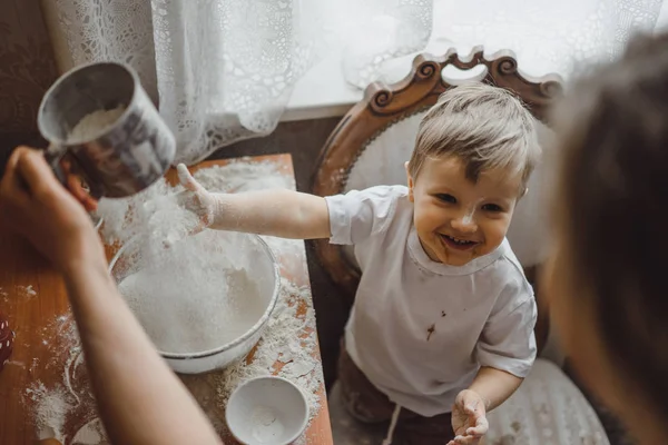 Liten Pojke Köket Hjälper Mamma Att Laga Mat Barnet Inblandade — Stockfoto