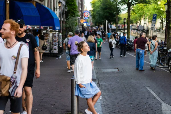 Tjej Går Genom Gatorna Amsterdam — Stockfoto