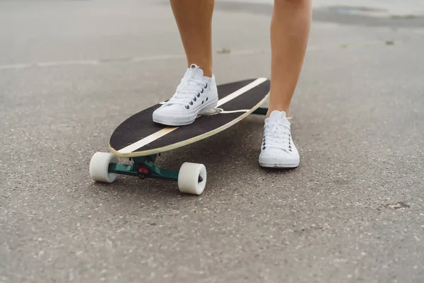 Chica Con Patines Pelo Largo Monopatín Calle Deportes Activos — Foto de Stock