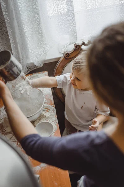 Malého Chlapce Kuchyni Pomáhá Maminka Vařit Dítě Podílí Vaření — Stock fotografie
