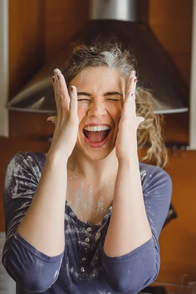 Der Kleine Junge Der Küche Hilft Mama Beim Kochen Das — Stockfoto