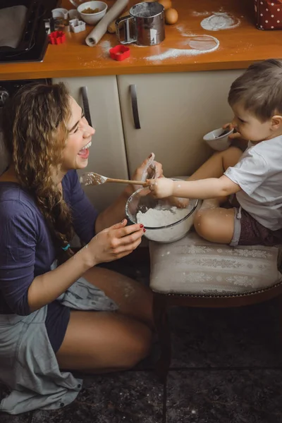 Mały Chłopiec Kuchni Pomaga Mama Gotować Dziecko Jest Zaangażowany Kuchni — Zdjęcie stockowe