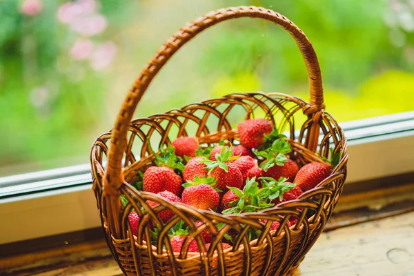 Vergrote Weergave Van Verse Aardbeien Een Mandje — Stockfoto