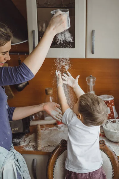 Μικρό Αγόρι Στην Κουζίνα Βοηθά Την Μητέρα Μαγειρεύουν Παιδί Εμπλέκεται — Φωτογραφία Αρχείου