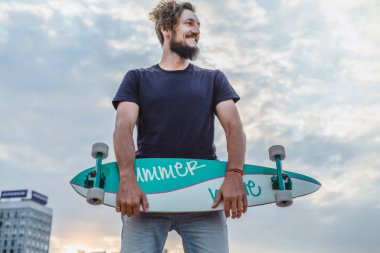 Kaykaylı genç bir adam.