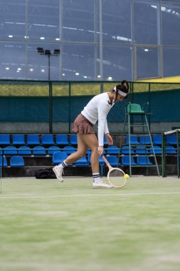 Tenis oynayan genç bir kadın