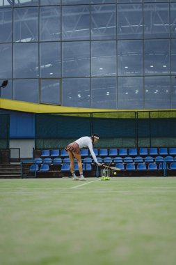 Tenis oyuncusu yeşil mahkeme çimenlerin üzerinde