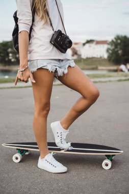 kaykay kamera fotoğraf çekimi ile uzun saçlı kız. Sokak, aktif spor