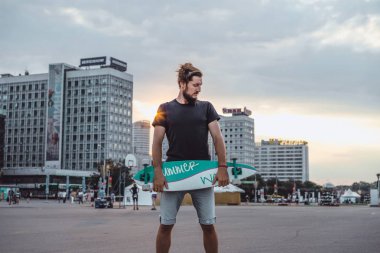 Kaykaylı genç bir adam.