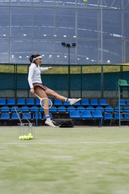 Tenis oynayan genç bir kadın