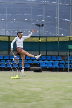 Tenis oynayan genç bir kadın