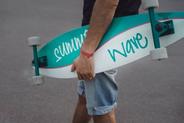 Kaykaylı genç bir adam.