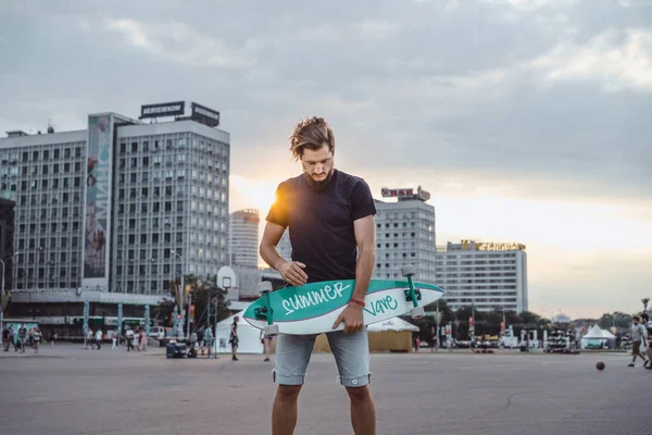 Jeune Homme Avec Skateboard — Photo