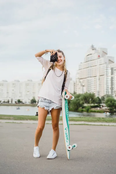 Menina Com Cabelos Longos Com Skate Fotografando Câmera Rua Esportes — Fotografia de Stock