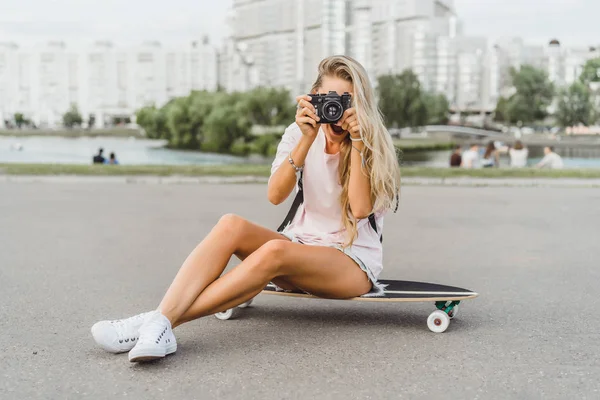 Chica Con Pelo Largo Con Monopatín Fotografiando Cámara Calle Deportes — Foto de Stock