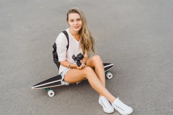 Chica Con Pelo Largo Con Monopatín Fotografiando Cámara Calle Deportes — Foto de Stock