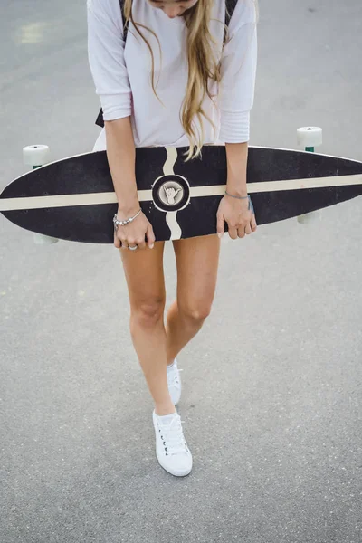 Meisje Met Lang Haar Klapschaatsen Een Skateboard Straat Actieve Sport — Stockfoto