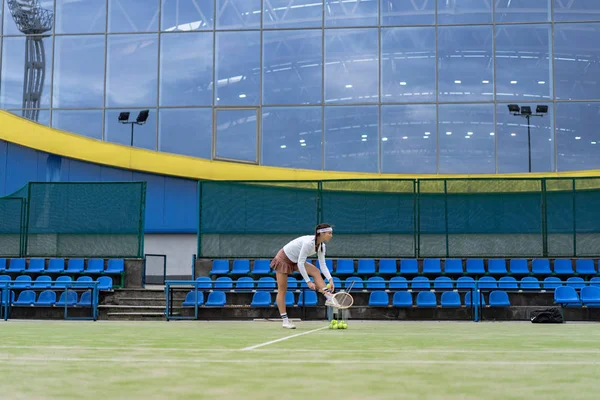 绿色球场草地上的女子网球运动员 — 图库照片