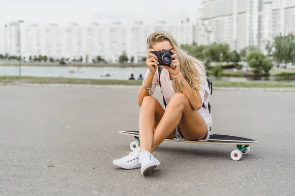 Chica Con Pelo Largo Con Monopatín Fotografiando Cámara Calle Deportes — Foto de Stock