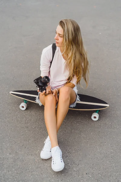 Meisje Met Lang Haar Met Skateboard Fotograferen Camera Straat Actieve — Stockfoto