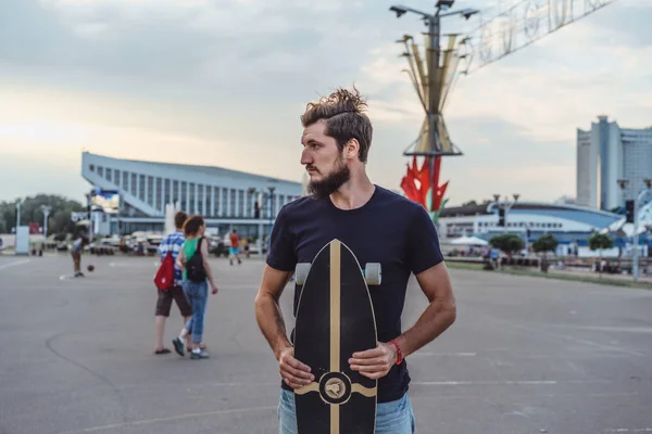 Jeune Homme Avec Skateboard — Photo