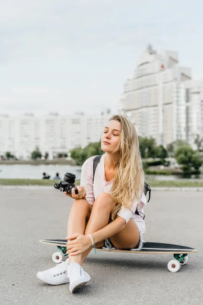 Chica Con Pelo Largo Con Monopatín Fotografiando Cámara Calle Deportes —  Fotos de Stock