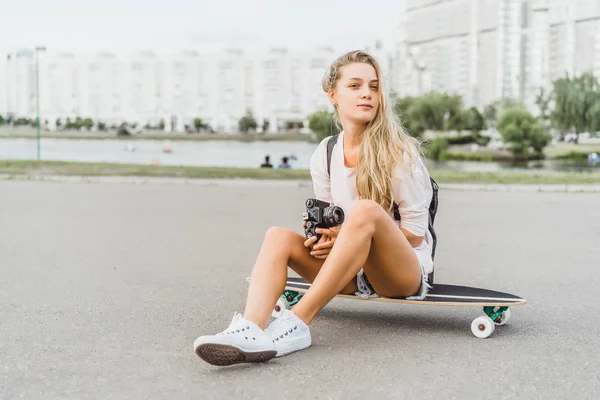 Chica Con Pelo Largo Con Monopatín Fotografiando Cámara Calle Deportes — Foto de Stock