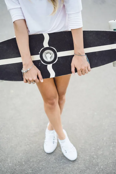 Menina Com Patins Cabelo Longos Skate Rua Esportes Ativos — Fotografia de Stock