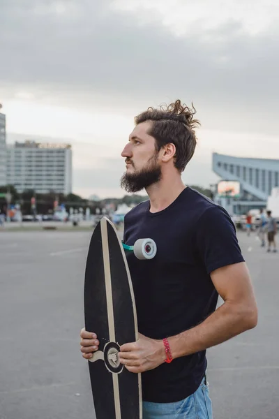 Jeune Homme Avec Skateboard — Photo