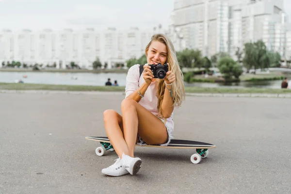 Κορίτσι Μακριά Μαλλιά Skateboard Φωτογράφηση Στη Φωτογραφική Μηχανή Δρομου Ενεργό — Φωτογραφία Αρχείου