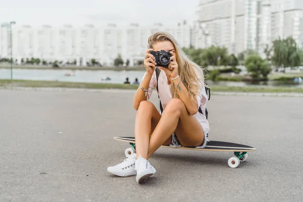 Chica Con Pelo Largo Con Monopatín Fotografiando Cámara Calle Deportes — Foto de Stock