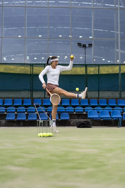 Ung Kvinna Spelar Tennis — Stockfoto