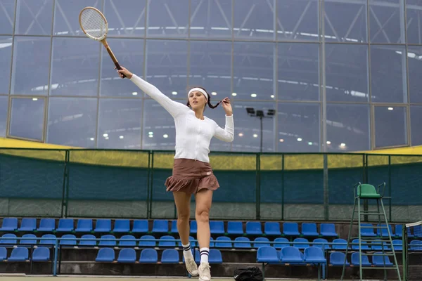 Tenis oynayan genç bir kadın