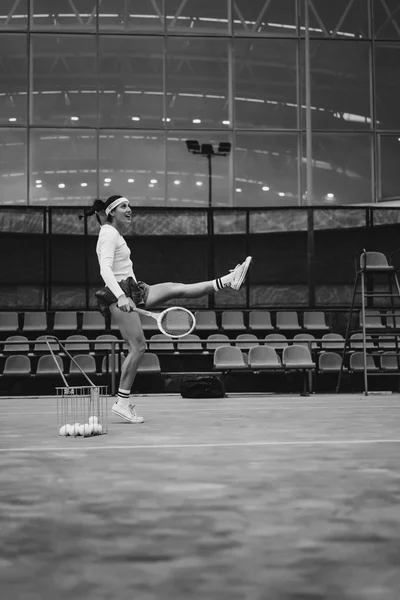 Joven Mujer Jugando Tenis — Foto de Stock