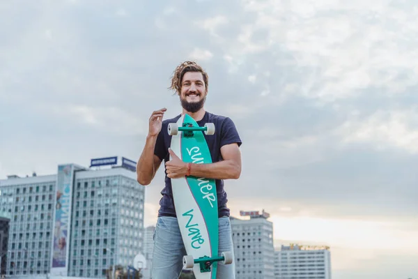 Jeune Homme Avec Skateboard — Photo