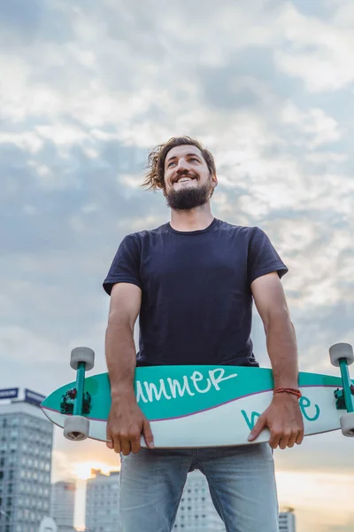 Jeune Homme Avec Skateboard — Photo