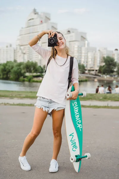 Chica Con Pelo Largo Con Monopatín Fotografiando Cámara Calle Deportes —  Fotos de Stock