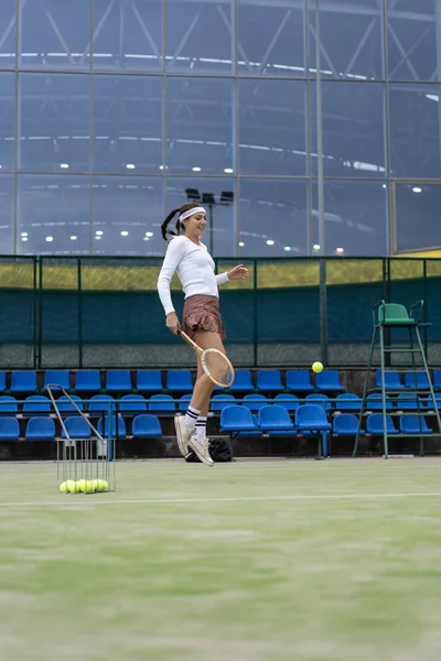 Tenis Oynayan Genç Bir Kadın — Stok fotoğraf