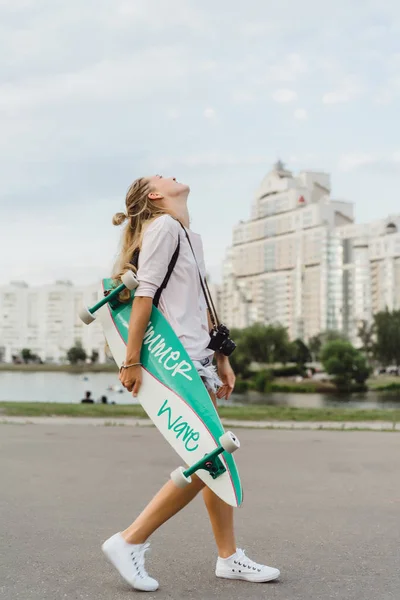 Девушка Длинными Волосами Скейтбордом Фотографирует Камеру Улица Активный Спорт — стоковое фото