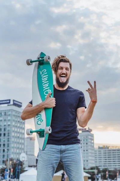 Jeune Homme Avec Skateboard — Photo